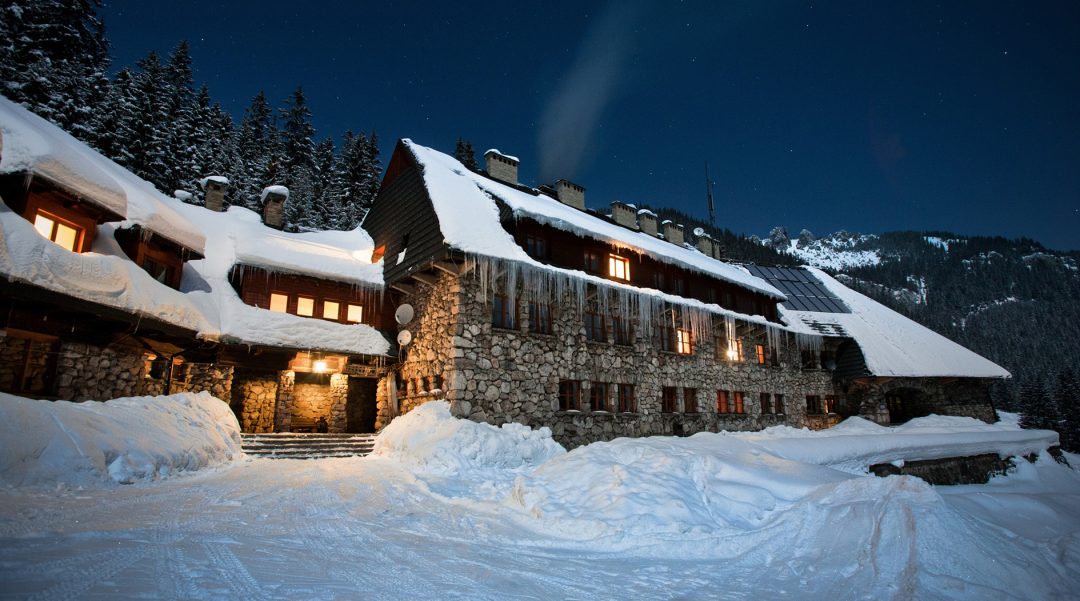 Schronisko w Dolinie Chochołowskiej zimą